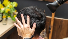 髪を乾かす写真